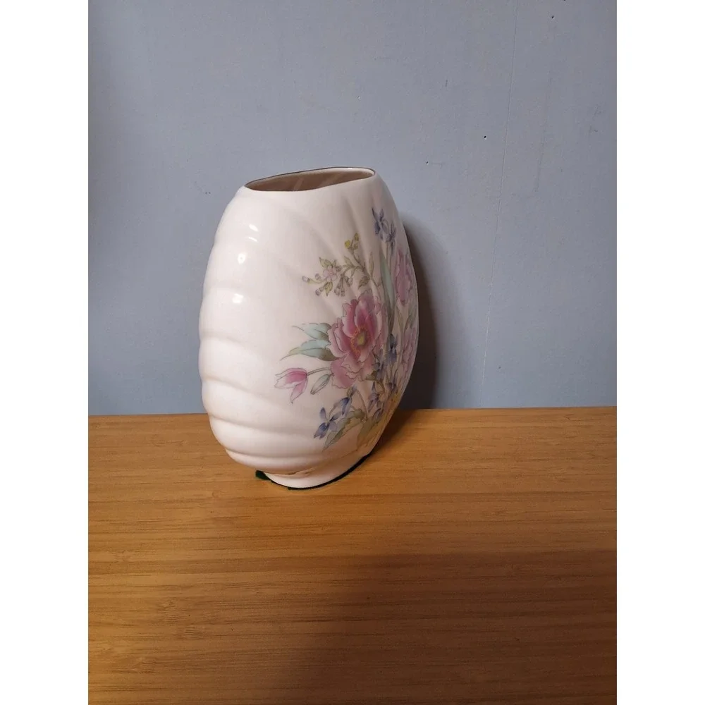 Vintage Floral Clamshell Shaped Vase. Made In Japan. 1 Chip On Inside(pictured)